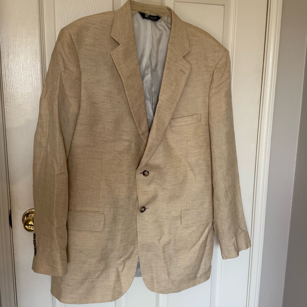 Jos A. Bank men’s suit, jacket size 34L, linen and wool, neutral tones, flexible